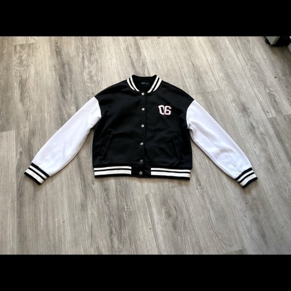 🛍️ 2/$12
Size medium women’s SHEIN varsity jacket. Black and white - Picture 2 of 4
